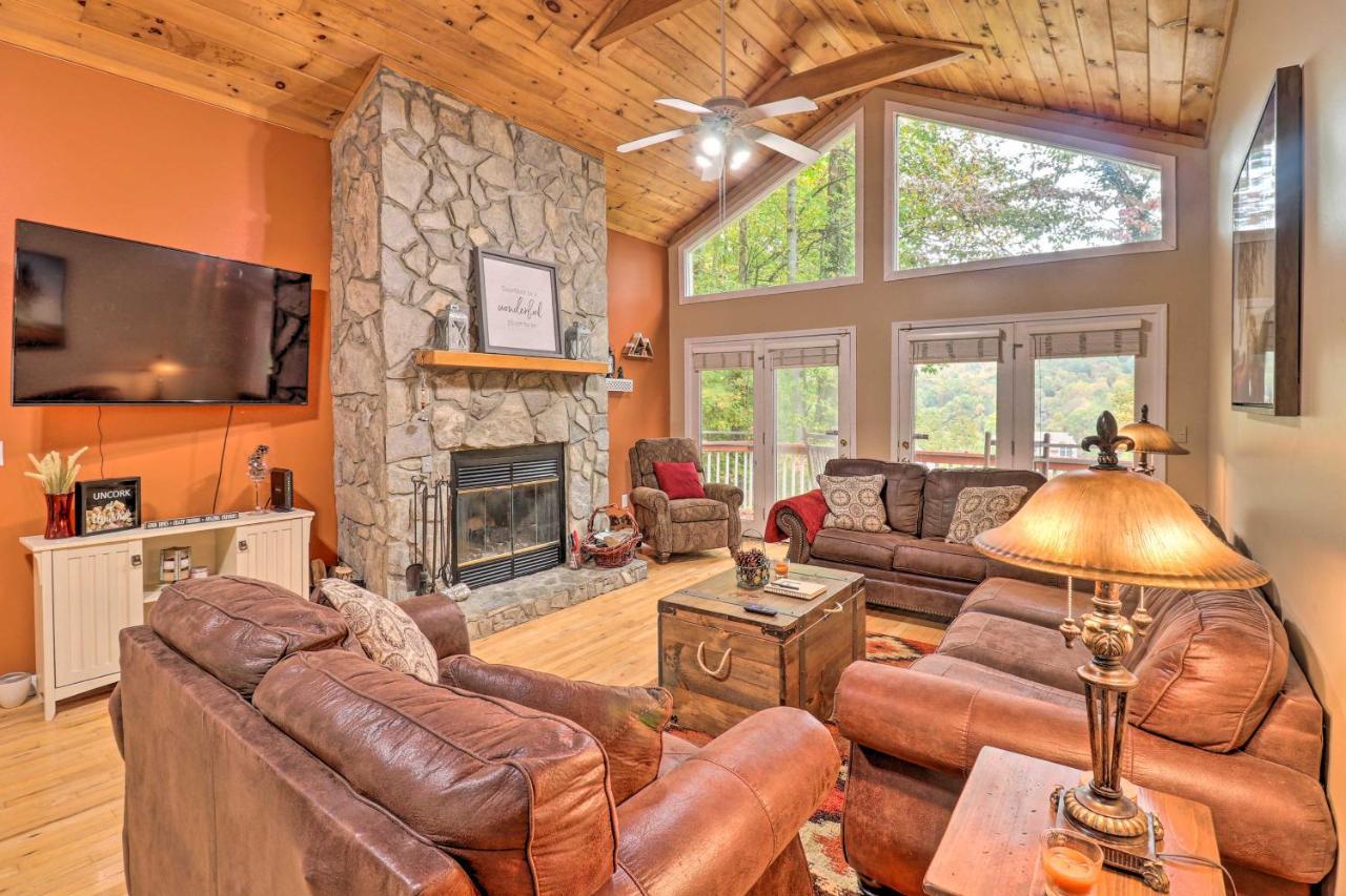 Vila Rustic Red Cabin With Deck In Maggie Valley Club! Exteriér fotografie