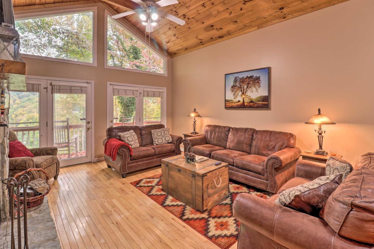 Vila Rustic Red Cabin With Deck In Maggie Valley Club! Exteriér fotografie