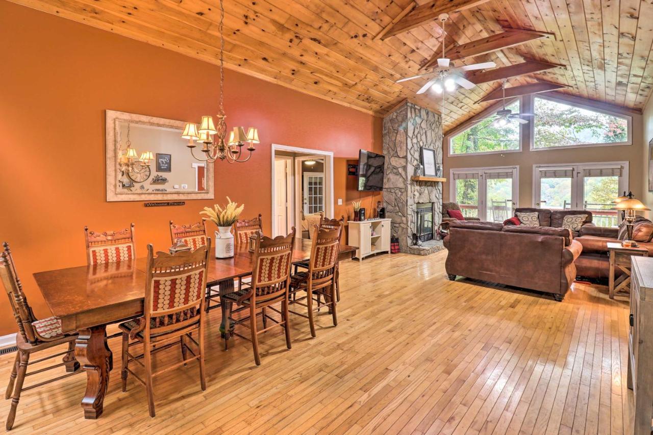 Vila Rustic Red Cabin With Deck In Maggie Valley Club! Exteriér fotografie