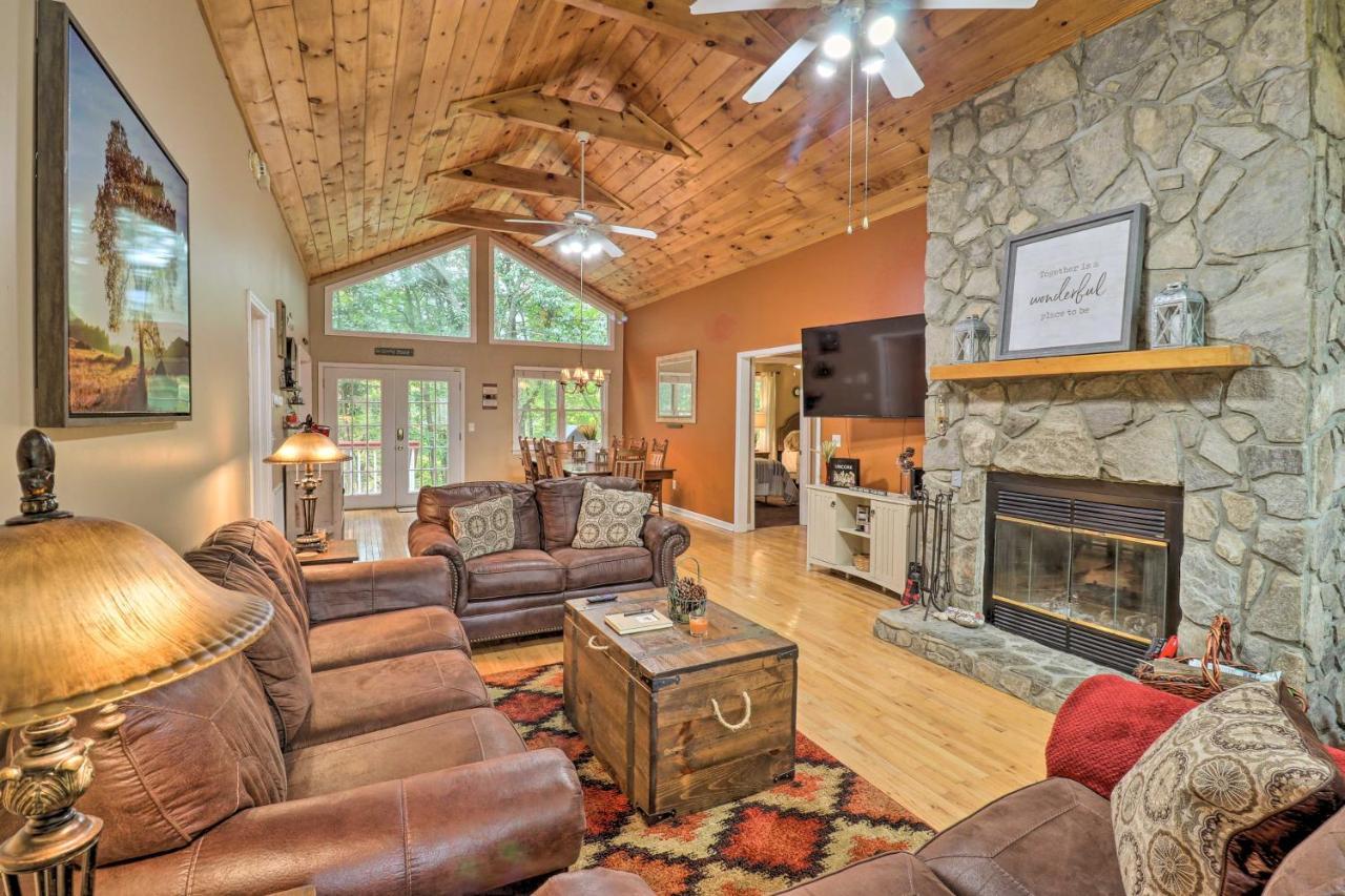 Vila Rustic Red Cabin With Deck In Maggie Valley Club! Exteriér fotografie