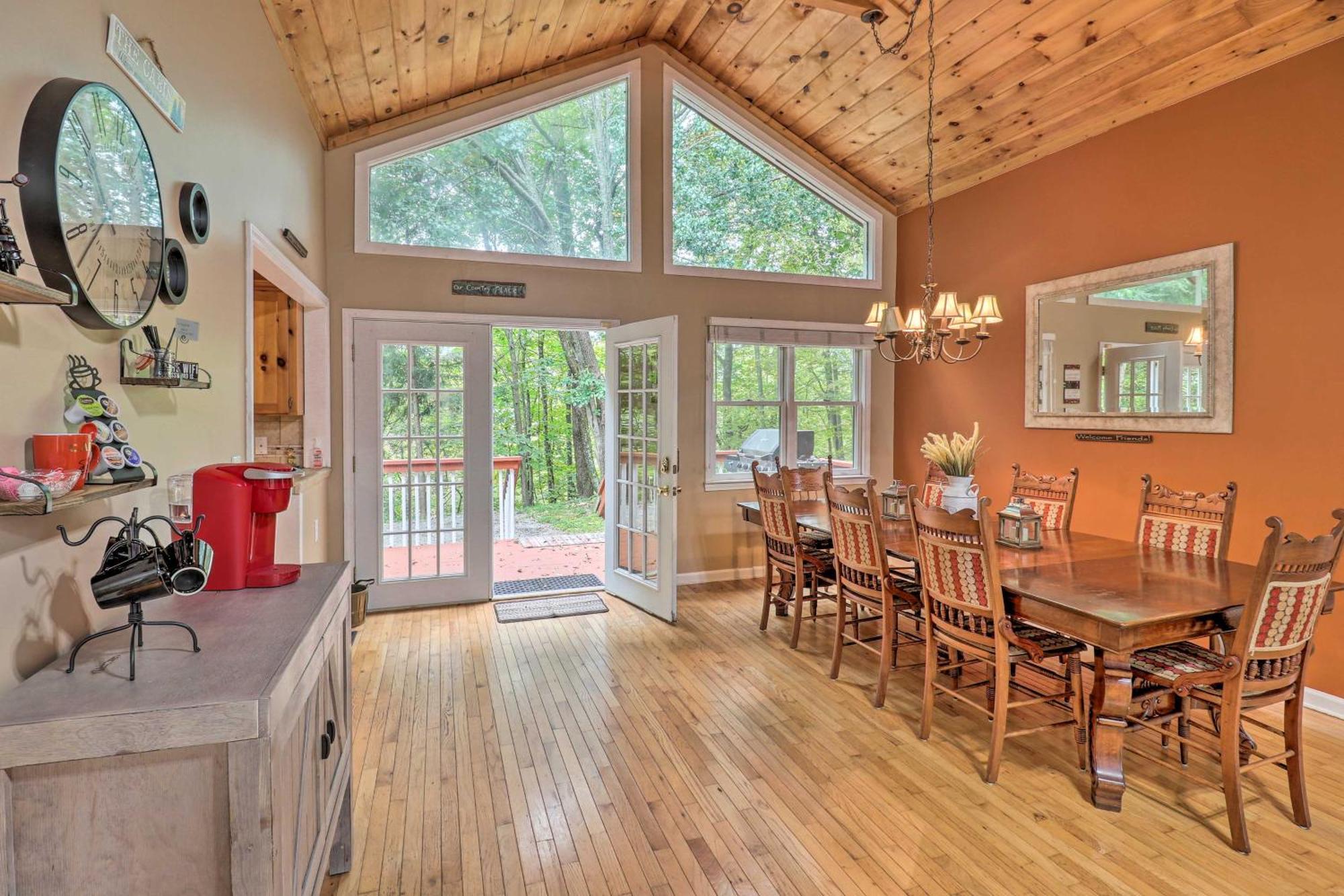 Vila Rustic Red Cabin With Deck In Maggie Valley Club! Exteriér fotografie