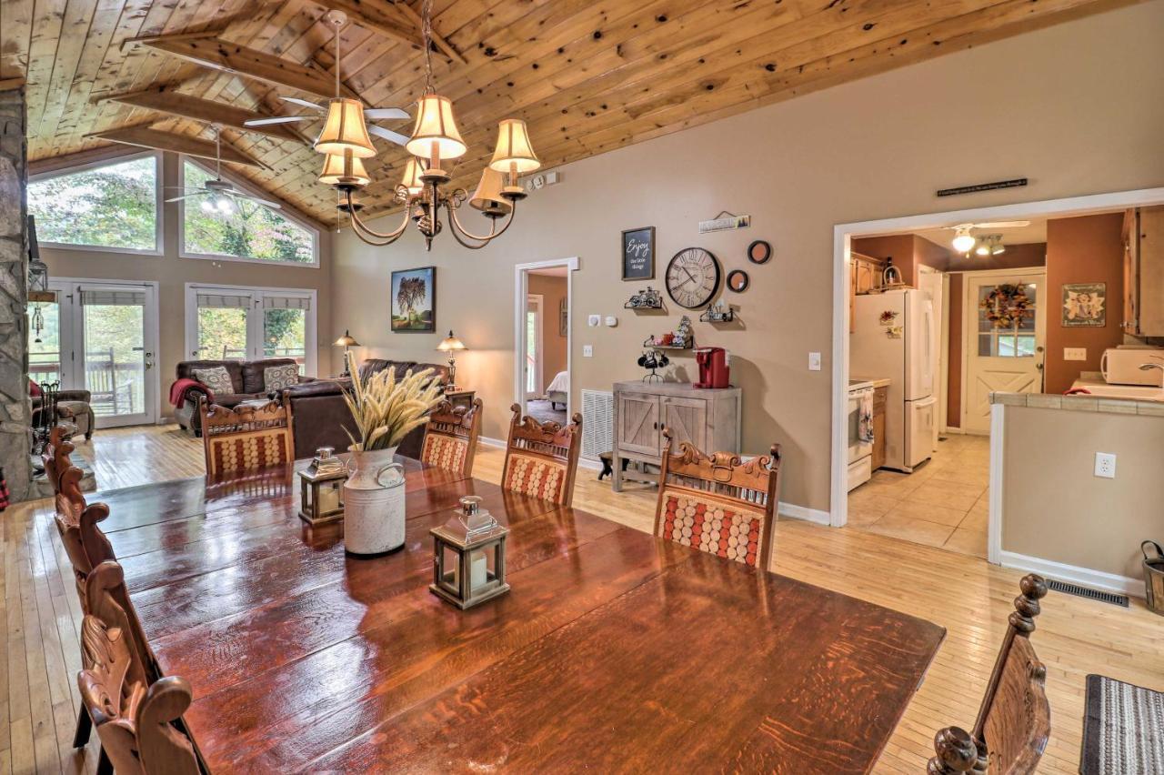 Vila Rustic Red Cabin With Deck In Maggie Valley Club! Exteriér fotografie