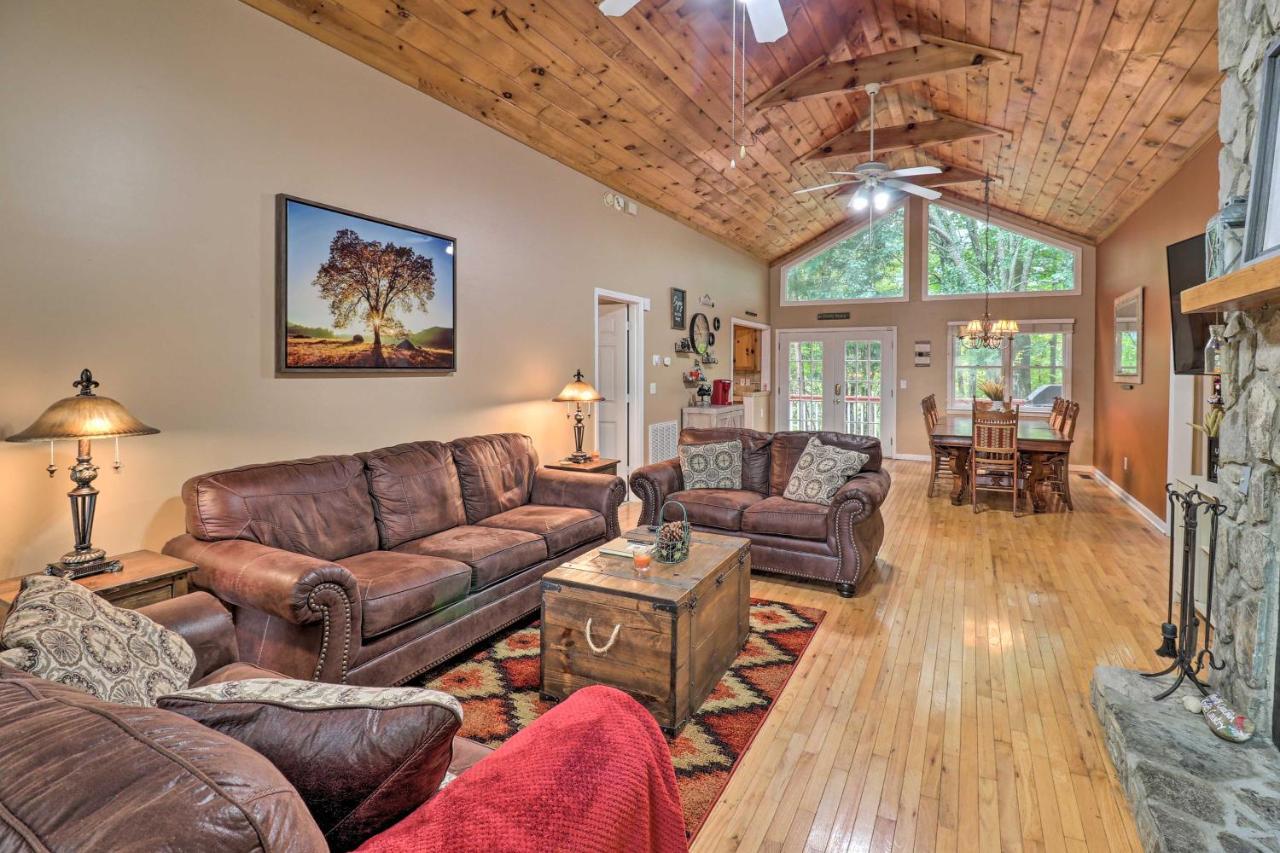 Vila Rustic Red Cabin With Deck In Maggie Valley Club! Exteriér fotografie